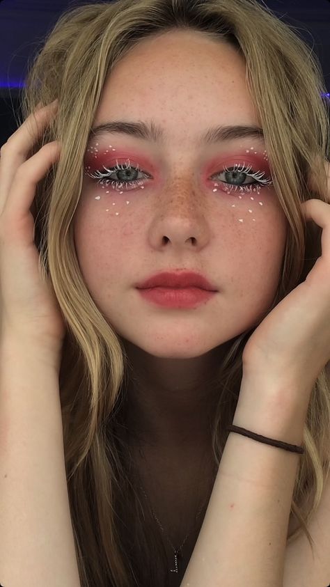 White Pink Makeup, Pink White Makeup, Makeup Ideas Euphoria, White And Pink Makeup Looks, Makeup Ideas White Eyeliner, Makeup Looks Euphoria, White And Pink Makeup, White Eyelashes Makeup Look, Fee Make Up