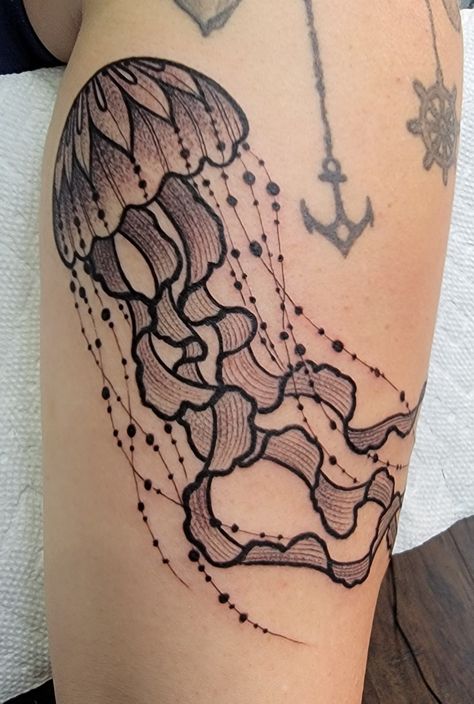 #jellyfish, #jellyfishtattoo, #feminintattoo Marine Life Sleeve Tattoo, Jellyfish Knee Tattoo, Japanese Jellyfish Tattoo, Traditional Jellyfish, Jelly Fish Thigh Tattoo, American Traditional Jellyfish, Jellyfish Tattoo On Thigh, Jellyfish Leg Tattoos Women, Traditional Jellyfish Tattoo