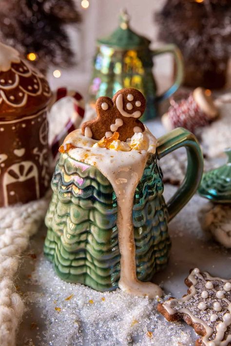 Gingerbread Chai Brûlée Latte | halfbakedharvest.com Dorm Dishes, Christmas Beverages, Coconut Hot Chocolate, Secret Menu Items, Cinnamon Coffee, Starbucks Secret Menu, Half Baked, Half Baked Harvest, Winter Drinks