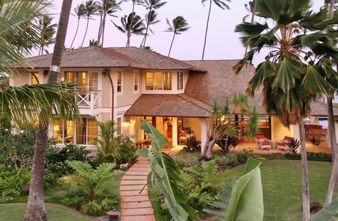 Hawaiian style Hawaii House Exterior, Island House Tropical Exterior, Beach House In Hawaii, Beach House Modern Exterior, Hawaii Beach House Exterior, Hawaiian Houses Interior, Hawaiian House Exterior, Hawaii Lifestyle Beach Houses, Beach House Exterior Tropical