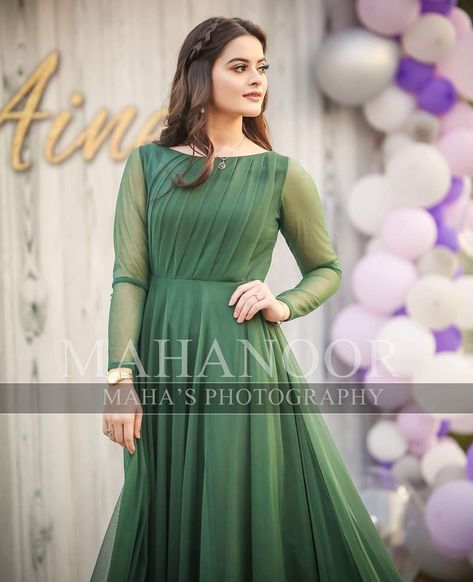 Minal Khan Minal Khan, Shadi Dresses, Gown Party Wear, Long Gown Design, Simple Frocks, Frock For Women, Long Dress Design, Trendy Dress Outfits, Long Frocks