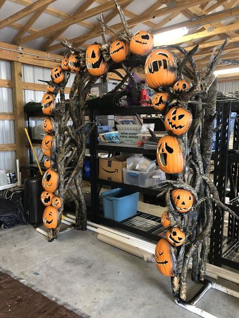 Witches Room Decor Halloween, Jack O Lantern Archway, Halloween Arch Diy, Halloween Archway Entrance, Pumpkin Archway Diy, Halloween Driveway Ideas, Halloween Archway Diy, Halloween Aesthetic Decor, Pumpkin Archway