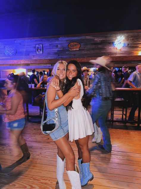 Country Concert Pictures, Nashville Picture Ideas, Country Concert Picture Ideas Boyfriend, Country Concert Poses, Poses For Country Concert, Country Concert Picture Ideas, Country Concert Pics, Country Concert Instagram Pictures, Nashville Friend Pictures