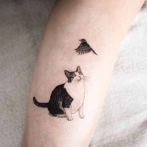 30 Beautiful Tattoos By South Korean Artist Hongdam You Will Love Tattoo Cat Minimalist, Hongdam Tattoo, Small Cat Tattoo, Cat Minimalist, Cat Tattoo Design, Cat Tattoo Simple, Tier Tattoo, Inspiration Tattoos, Tattoo Cat