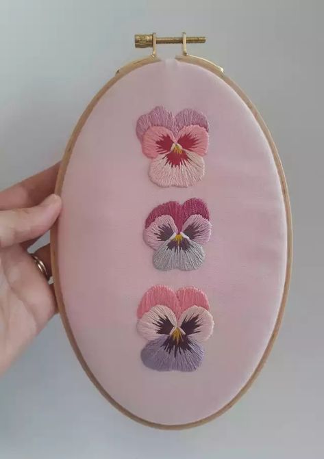 Pansy Flower Embroidery, Pansy Embroidery Pattern, Embroidery Inspiration Flowers, Embroidery On Pink Fabric, Embroidery Pansies, Pansies Embroidery, Embroidery Pansy, Pansy Embroidery, Purple Flower Embroidery