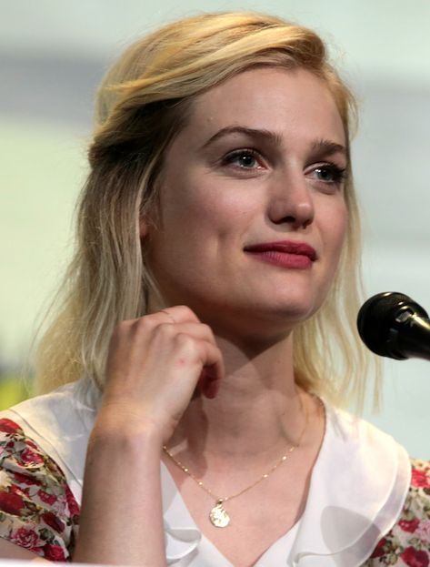 Alison Sudol - Wikipedia Alison Sudol, Queenie Goldstein, Drawing Things, Fun Hair, Female Celebrities, Wallpaper Pictures, Wallpapers Hd, Female Images, Fantastic Beasts