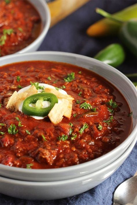 Sweet and Spicy Slow Cooker Chili Recipe is easy, hearty and AWARD WINNING. The Suburban Soapbox @suburbansoapbox #chilirecipe #slowcooker #crockpot #superbowl #tailgating Slow Cooker Spicy Chili, Easy Chili Recipe Crockpot, Award Winning Chili Recipe, Spicy Chili Recipe, Slow Cooker Chili Recipe, Sauce Spaghetti, Best Chili Recipe, Chili Recipe Crockpot, Chilli Recipes