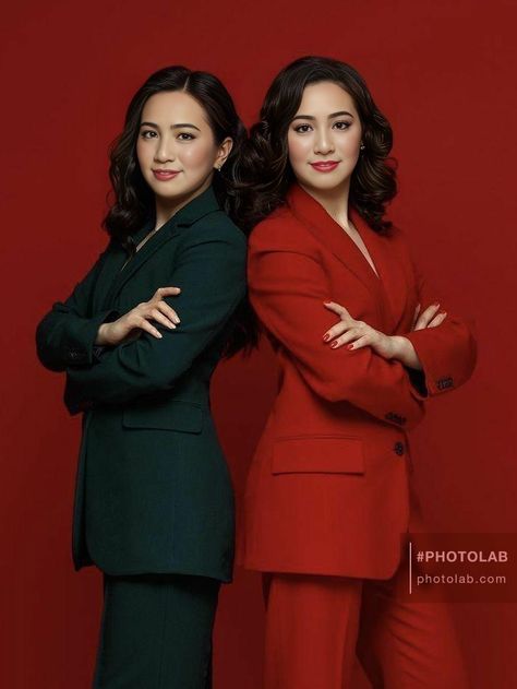 Headshot Poses Two People, 2 Business Women Photoshoot, Business Partners Photoshoot, Business Headshots Women, Professional Headshots Women, Group Picture Poses, Business Portrait Photography, Sisters Photoshoot Poses, Headshots Women