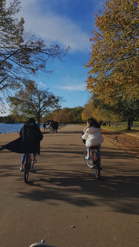 cycling in london Running In London, London Spring Aesthetic, Oxford Aesthetic, Running London, Europe Vibes, Cycling In London, College Abroad, London Rain, Bike Packing