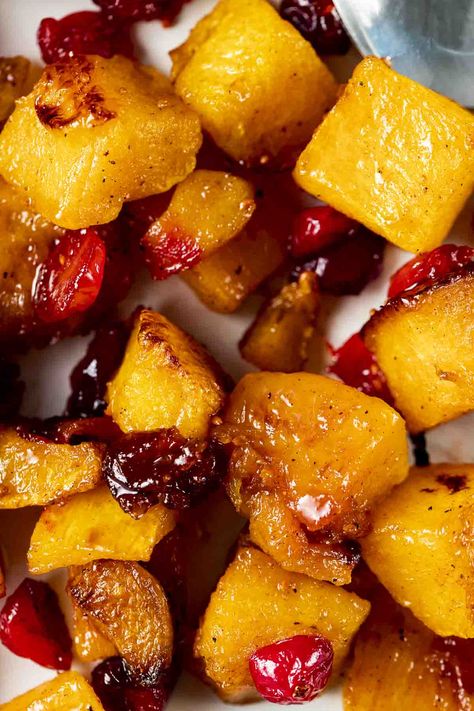 Roasted with cinnamon, honey and a touch of spice, this Cinnamon Roasted Butternut Squash is the perfect holiday side dish, great for wowing those Thanksgiving guests, or impressing your co-workers at the company potluck. Butternut Squash Low Carb, Butternut Squash With Cranberries, Butternut Squash Side Dish, Touch Of Spice, Holiday Side Dish, Acorn Squash Recipes, Cinnamon Honey, Holiday Side, Vegetarian Side Dishes