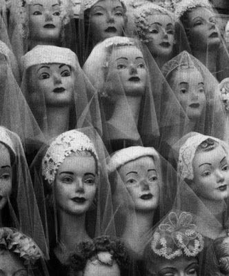 Reminds me of the Stepford Wives (original book); from Ghost Hunting Theories: Mannequin Horror Movies Creepy Vintage, Vintage Mannequin, Mannequin Heads, Foto Art, Creepy Dolls, Alam Yang Indah, White Photo, Dieselpunk, Vintage Photography