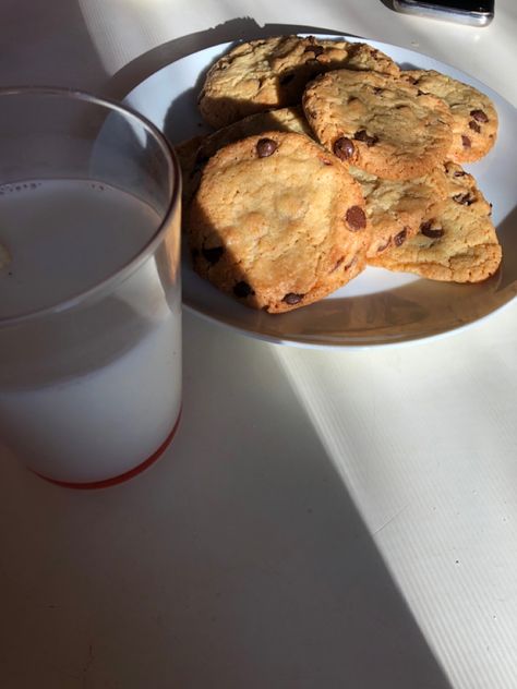 🎅🏽🎅🏽 Cookies And Milk, Milk And Cookies, Milk Cookies, Milk N Cookies, People Eating, Warm Milk, Pretty Food, Aesthetic Food, Glass Of Milk