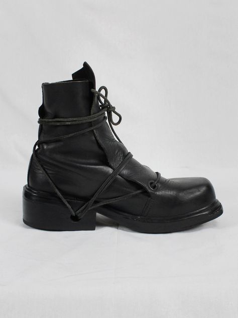 Mens All Black Outfit, Retro Boots Vintage, Men Shoes 2023, Man Boots Style, Mens Heeled Boots, Dirk Van Saene, Ann Demeulemeester Boots, Leather Boots Men, Mountain Fashion