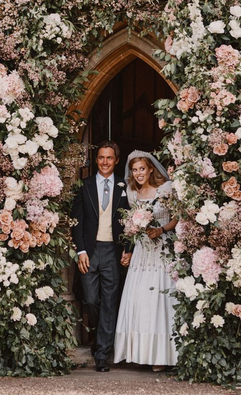 Princess Beatrice Wedding, Norman Hartnell, Pictures Of Princesses, Prins William, Rainha Elizabeth Ii, Private Wedding, Royal Wedding Dress, Royal Brides, Sarah Ferguson