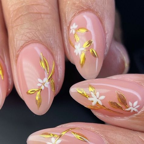 𝐉𝐚𝐬𝐦𝐢𝐧𝐞 on Instagram: "so dainty 🥰 i love chrome details! 🤌🏽 (not my original design) #chromenails #floralnails #flowernails #summernails summer nails" Flower Toe Nail Designs, Nail Designs Simple Fall, Nail Designs Simple Short, Flower Nail Art Designs, Flower Toe Nails, Flowers Intertwined, Nail Designs For Fall, Nail Designs Short, Nail Designs Simple