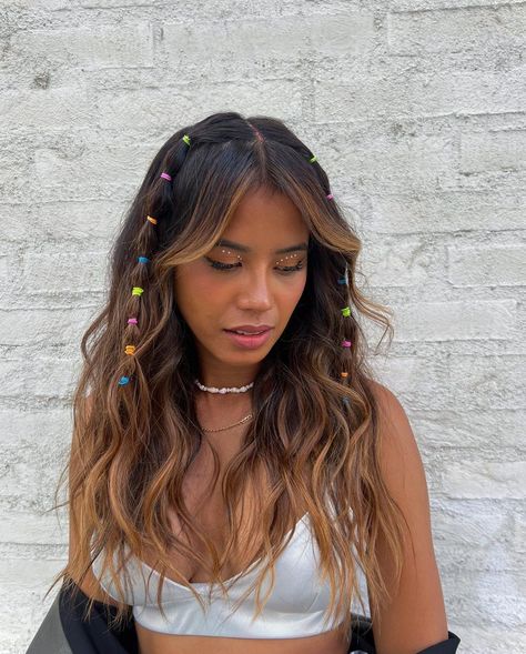 22 Easy Festival Hair Ideas To Get You In The Party Mood Quickly Festival Hair Inspiration, Hair Ideas Festival, Outfit For Coldplay Concert, Festival Hair Simple, Festival Long Hairstyles, Jungle Concert Outfit, Sparkly Festival Outfit, Festival Accessories Ideas, Coldplay Concert Outfit Ideas 2024