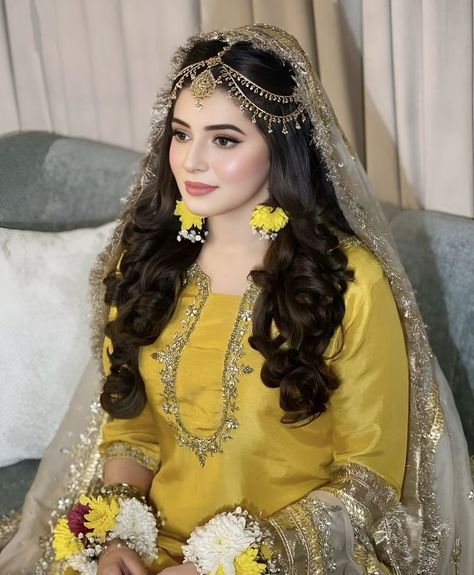 Simple Mehndi Dresses, Pakistani Makeup Looks, Mehandi Dress, Haldi Ceremony Outfit, Haldi Dress, Mehndi Dresses, Haldi Outfits, Pakistani Bridal Makeup, Mehndi Dress