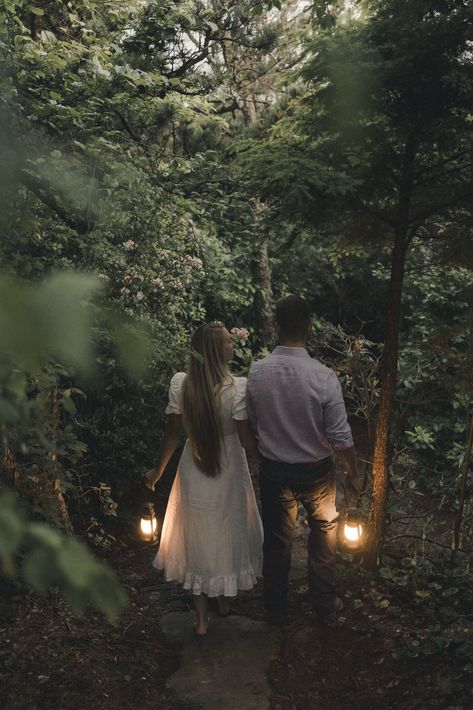 Cottagecore Couples Photoshoot, Couples Session Ideas, Outdoor Woods Engagement Photos, Unique Outdoor Engagement Photos, Engagement Photos Cottagecore, Woodsy Wedding Pictures, Whimsical Forest Engagement Photos, Fairycore Engagement Photos, Engagement Pictures Forest