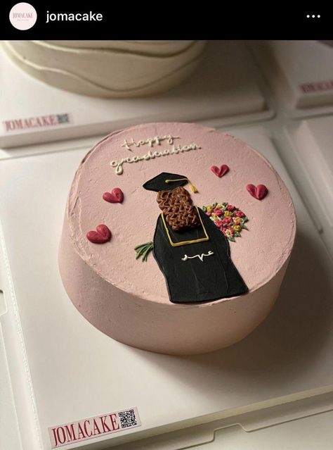 Mini Graduation Party, Cute Graduation Cake Ideas, Hs Graduation Cakes, Graduation Cakes Aesthetic, Graduation Cake Ideas Simple, Bento Cake Graduation, Graduation Mini Cake, Aesthetic Graduation Cake, Graduation Bento Cake