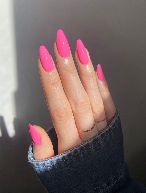 Acrylic Nails Light Colors, Gel Nail Pink, One Color Nails Almond, Bright Magenta Nails, Pink Nails Autumn, Bold Pink Nails, Pink Acrylic Nails Simple, Light Bubblegum Pink Nails, Simple Light Pink Nails