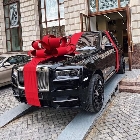 Black Rolls Royce, Car Bows, Tmax Yamaha, Luxury Cars Rolls Royce, Rolls Royce Cullinan, Lux Cars, Car Goals, Luxury Lifestyle Dreams, Super Luxury Cars