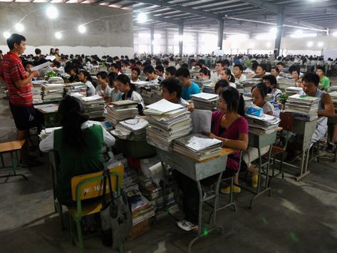 Chinese students begin studying for the college entrance gaokao or "the big test" far in advance of high school. Photo: Middle school students study for the exam. Holistic Nutrition Books, College Entrance Exam, Study In China, Asian Studies, Korean Student, American High School, School Testing, Private Schools, Chaotic Academia