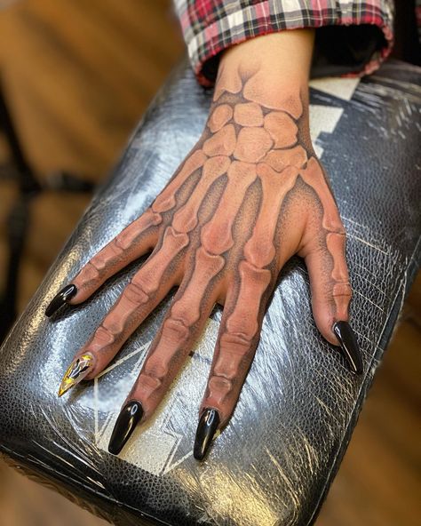 22 Amazing Skeleton Hand Tattoos That Are Scary and Attractive 14 Realistic Skeleton Hand Tattoo, Steampunk Hand Tattoo, Skeleton Arm Spine Tattoo, Skeleton Fingers Tattoo, Skeleton Neck Tattoo, Skeleton Tattoo Forearm, Mouth Tattoo On Hand, Hand Tattoos For Women Skeleton, Scary Hand Tattoos