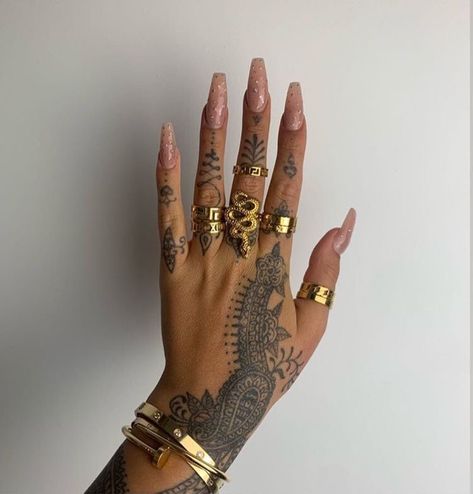 Tattoo Main, Full Hand Tattoo, Hand And Finger Tattoos, Pretty Hand Tattoos, Hand Tats, Black Girls With Tattoos, Geniale Tattoos, Hand Tattoos For Women, Dope Tattoos For Women