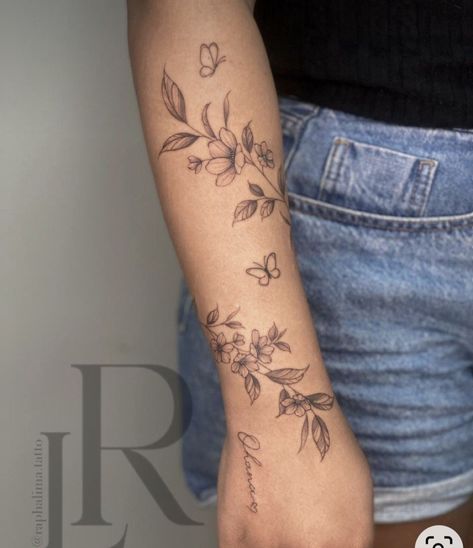 Simple Floral Arm Tattoo, Flower Tattoos Vine, Vine Floral Tattoo, Arm Vine Tattoos For Women, Arm Tattoos To Cover Scars, Underarm Tattoo Women, Wrap Around Arm Tattoo For Women, Tattoo Flowers Arm, Flower Tattoos Forearm