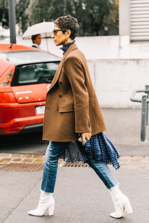 Cute Blazer Outfits, Moda Over 40, White Boots Outfit, Ripped Jeans Outfit, Boots Outfit Ankle, White Ankle Boots, Street Style Edgy, Moda Jeans, Paris Fashion Week Street Style