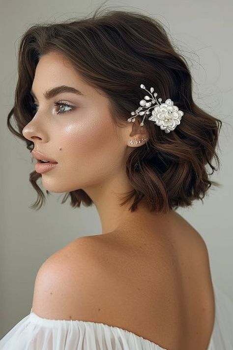 Explore how a wavy bob and elegant makeup can elevate your bridal style, making your short hair unforgettable. Bob Length Bridal Hair, Deb Hairstyles Short Hair, Wedding Hair Lob, Long Bob Bridal Hair, Short Hair Waves Wedding, Bride Hairstyles Short Hair, Short Bride Hair, Short Hair Bow, Bride With Short Hair