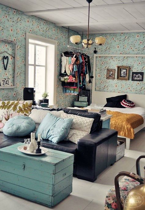 Shabby Chic Small Studio Apartment | Small apartment.. Shabby chic like.. Adorable! Tiny Bedrooms, Deco Studio, Small Studio Apartment, Space Outfit, Small Studio Apartments, Studio Living, Aesthetic Retro, Apartment Layout, Apartment Life