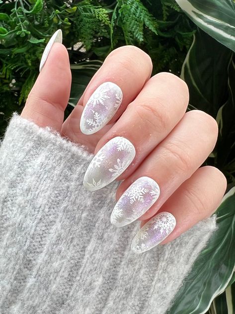 It can be anything, as long as it's holiday-themed! Snowflake Nails Acrylics, Frosted Nails, Winter Wedding Nails, Avatar Ocs, Tree Nail Art, Snow Nails, Magnetic Polish, Holiday Nails Winter, Frosted Window