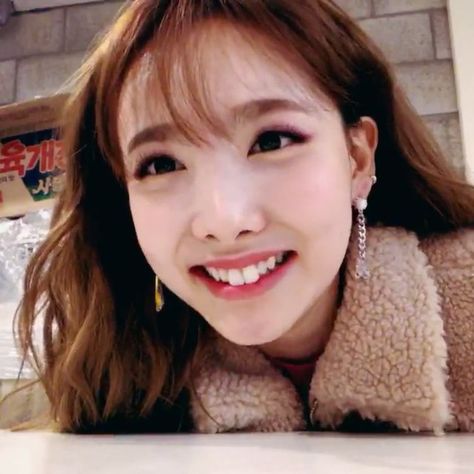 Nayeon Bunny Teeth, Nayeon Bunny Smile, Nayeon Teeth, Bunny Teeth, Teeth Aesthetic, Becoming A Chef, Beautiful Teeth, Cute Tooth, Smile Teeth