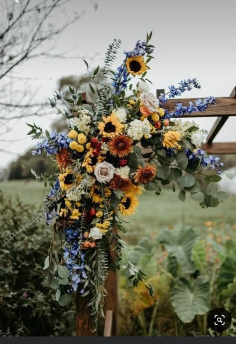 Fall Wedding Color Schemes Sunflowers, Sunflower Bouquet Aesthetic Wedding, Summer Rustic Wedding Flowers, Sunflowers Fall Wedding, Ranch Wedding Flowers, Wildflower Arch Flowers, October Wildflower Bouquet, Fall Wedding Bouquets Wildflowers, Fall Wedding Ideas Sunflowers