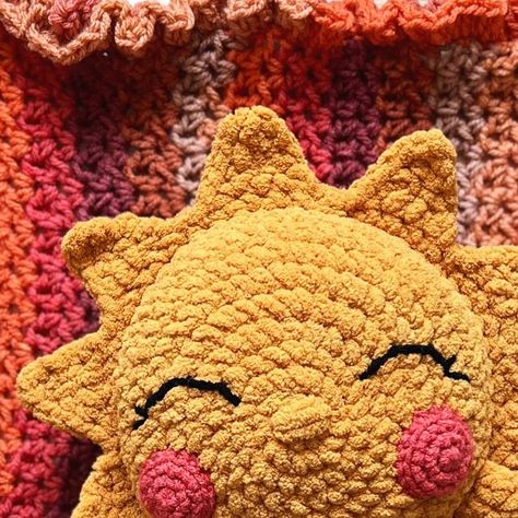 holly | orange ⓟⓞⓝⓨ on Instagram: "☀️ little raya ☀️   One of my new favorite things is to crochet a blanket & make a lovey/plushie/friend to match the vibe. Started here with Caron Cinnamon Swirl Cake (Heatwave … makes sense for a sun 😉) for the blanket. And the first time I saw this little sunshine I knew I had to make it so it was an obvious choice to match. 🤩  patterns // little raya ☀️ / @bluejayehandmade go follow her, it’s her birthday! 🥳  baby sprout 🌱blanket / @prettyinpate 🤍  〰️  #orangepony #crochetblanket #caronyarn #caroncinnamonswirlcakes #bigtwistplush #crochetsun #sawvibes #shescrafty #sun #sunshineday" You Are My Sunshine Crochet Blanket Free, Cinnamon Swirl Cake, Crochet A Blanket, Caron Yarn, Swirl Cake, Baby Boy Toys, Big Twist, Boy Toys, Cinnamon Swirl