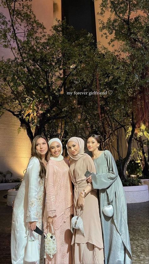 Eid Pictures Poses, Eid Photoshoot Ideas, Eid Pics, Eid Photos, Estilo Hijab, Stile Hijab, Desi Fashion Casual, Hijabi Fashion Casual, Modest Fits