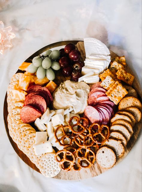 Circle charcuterie board Christmas Charcuterie Board Circle, Circle Cheese Board Ideas, Round Chacutery Board Ideas, Charcuterie Board Ideas Circle, Circular Charcuterie Board Ideas, Charcuterie Circle Board, Circle Cheese Board, Small Circle Charcuterie Board, Circle Charcuterie Board Ideas