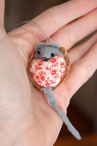 (I still have mine from when we made them w/ Aunt Edie 30+ years ago!) Mouse in a walnut shell ornament. January Craft, Walnut Shell Crafts, Mouse Crafts, Bazaar Crafts, Shell Ornaments, Felt Mouse, Walnut Shell, Christmas Mouse, Kid Activities