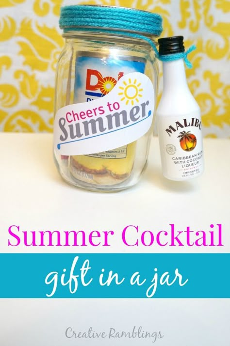 A super easy and refreshing summer jar gift.  A cocktail in a mason jar.  Cheers to summer! Mason Jar Cocktails, Gift In A Jar, Diy Food Gifts, Gifts In A Jar, Cocktail Gifts, Mason Jar Ideas, Drink Gift, Alcohol Gifts, Mason Jar Gifts