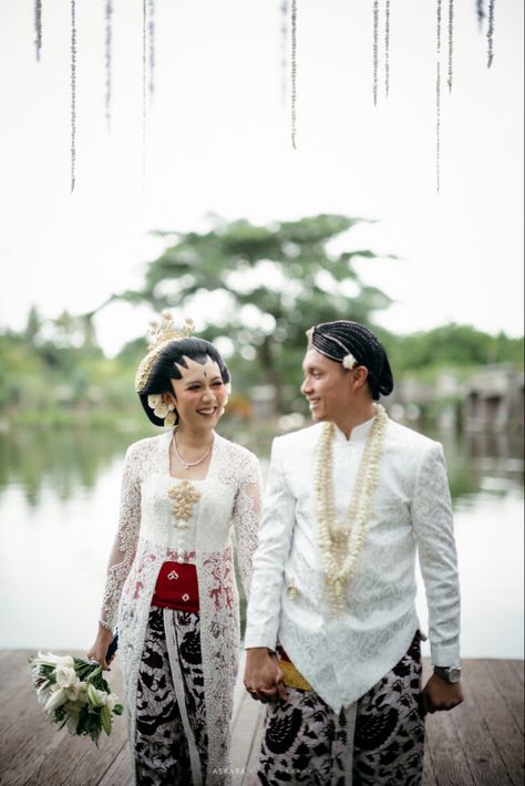 Nikah Adat Jawa, Pose Pengantin, Javanese Wedding, Kebaya Wedding, Muslimah Wedding, Pre Wedding Photoshoot Outfit, Foto Wedding, Wedding Dress Outfit, Dark Wedding