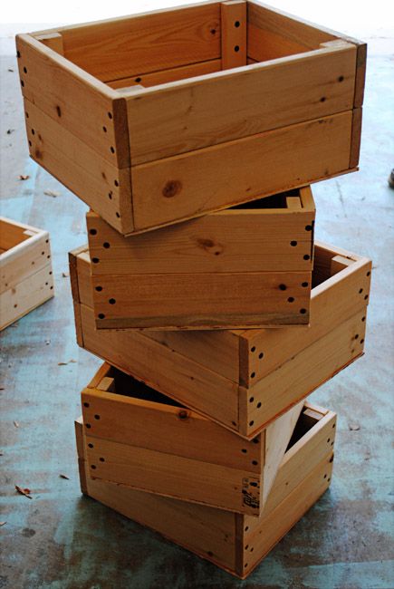 DIY Crate Tutorial {simple, cheap & easy}...this would be a cheaper way to get all the organized storage I love without the big cost of buying real crates OR baskets. LOVE the handles she put on the front...great addition!! Canape Ideas, Ag Classroom, Wooden Shipping Crates, Diy Crate, Crate Ideas, Crate Diy, Shipping Crates, Into The Wood, Crate Furniture