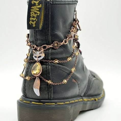 Doctor Martens, Boot Chains, Estilo Hippie, Estilo Punk, Post Apocalyptic, Mode Vintage, Character Outfits, Tear Drop, Cute Shoes