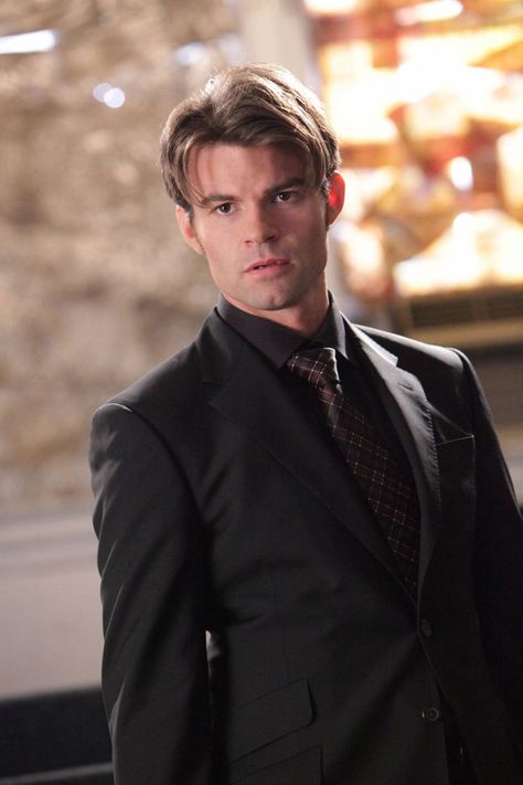 A Definitive Ranking of 18 Hot Fictional Vampires - Cosmopolitan Vampire Diaries Season 2, Elijah Vampire Diaries, Elijah The Originals, Man In A Suit, Hot Vampires, Vampire Diaries Guys, Vampire Diaries Seasons, Vampire Diaries Wallpaper, Vampire Diaries Funny