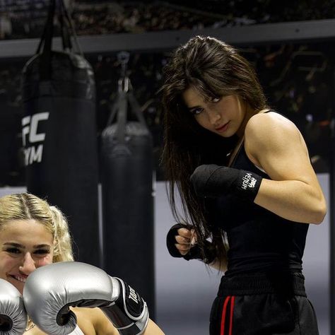 Gym Body Inspiration, Boxing Body Woman, Women Kickboxing Aesthetic, Women Boxers Boxing, Boxing Vision Board, Muay Thai Girl Aesthetic, Female Boxers Women Boxing, Female Boxing Outfit, Mma Women Aesthetic