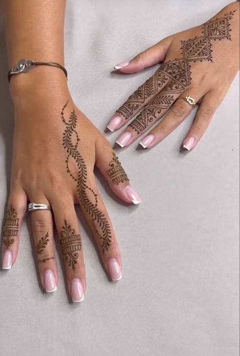 Unveil the beauty of henna tattoo designs that are both timeless and elegant. From delicate floral patterns to bold geometric shapes, these henna designs offer a range of styles for all preferences. Perfect for weddings, festivals, or everyday wear, they add a touch of sophistication and tradition to any look. Discover the art of henna and find a design that resonates with you. #simplemehndi #hennadesign #stylishhenna #henna #easymehndi #mehndidesigns #mehndicorner #easymehndi Henna 2024 Simple, Eid Nails 2024, Henna Tatoos Ideas Arm, Turkish Henna Design, Henne Simple Main, Modele Henne Main Simple, Model Henna Simple, Modele Henna Simple, Henna With Nails