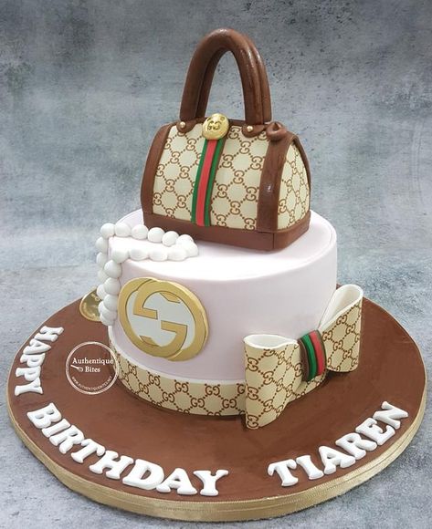 Bag Cake Design, Gucci Cake For Him, Gucci Cakes For Women, Gucci Bag Cake, Louis Vuitton Birthday, Gucci Cake, Fashion Birthday Party, Cute Black Shirts, Classic Gucci Bags With Gold-tone Logo Plaque