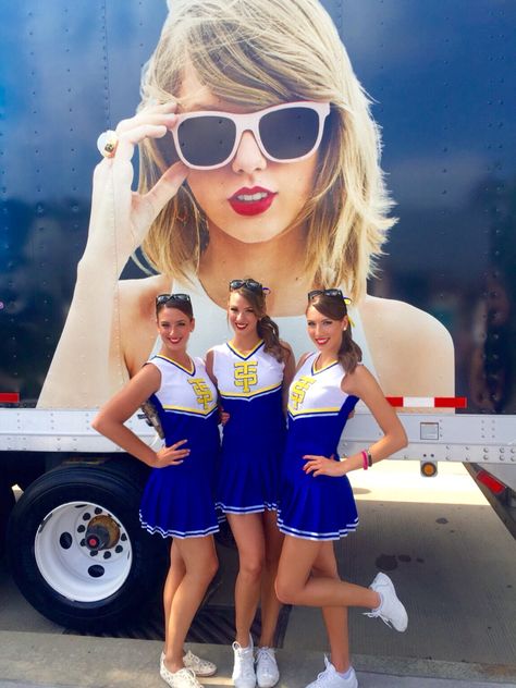 DIY Taylor Swift cheerleading uniforms from the Shake if Off music video Taylor Swift Cheerleader Outfit, Eras Tour Outfits Cheerleader, Taylor Swift Trio Costume, Fantasia Taylor Swift, Taylor Swift Cosplay Ideas, Ms Americana Taylor Swift Costume, Miss Americana Costume Taylor Swift, Taylor Swift Cheerleader Costume, Taylor Swift Cheerleader