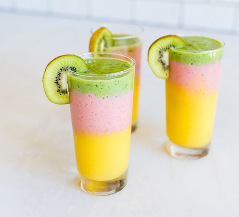 Layered Smoothie, Tropical Breakfast, Healthy Smoothies For Kids, Layered Drinks, Drink Party, Energy Smoothies, Summer Breakfast, Smoothies For Kids, Healthier Choices