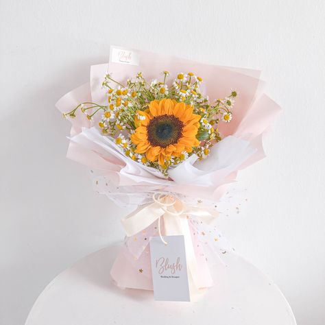 Sunflower Chamomile Bouquet, Single Sunflower Bouquet Wrap, Chamomile Flower Bouquet, Flower Bucket Bouquets, Simple Sunflower Bouquet, Single Flower Bouquet, Graduation Flowers, Sunflower Themed Wedding, Yellow Bouquets